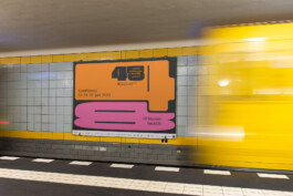  Foto eines Billboard Posters in dem Farben Schwarz, Pinkt und Orange.